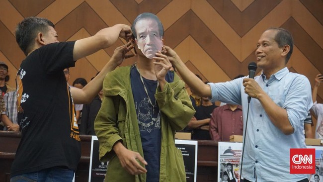 Forum Cik Di Tiro adalah wadah konsolidasi masyarakat sipil lintas sektor dan non partisan di Yogyakarta untuk menjaga kewarasan pikiran pada tahun politik.