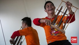 FOTO: Anak-anak Down Syndrome Asyik Mainkan Angklung
