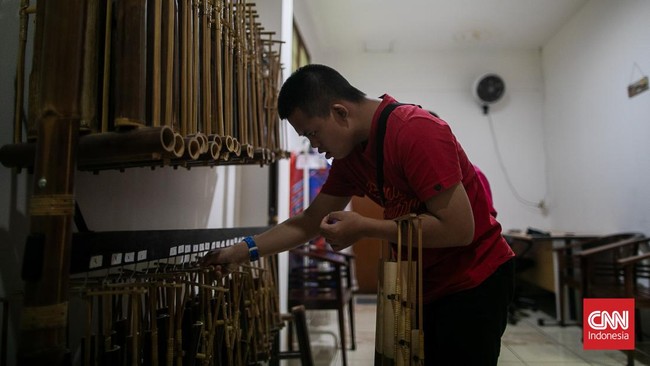 FOTO: Anak-anak Down Syndrome Asyik Mainkan Angklung