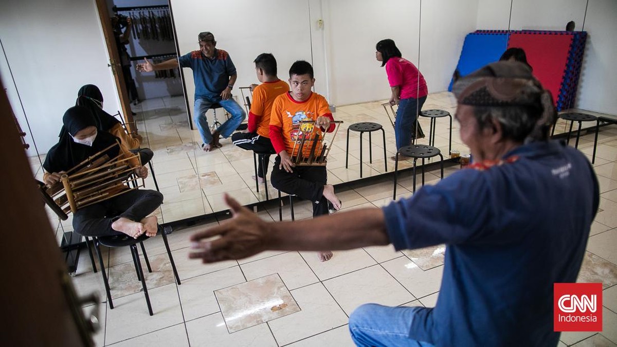 FOTO: Anak-anak Down Syndrome Asyik Mainkan Angklung