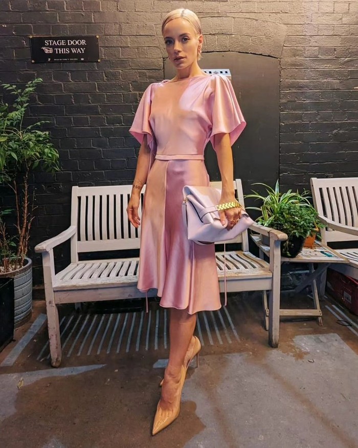 5 Ide Outfit ala Selebriti Tampil Cantik dan Feminin