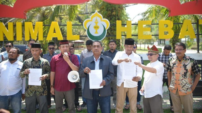 Civitas academica Unimal Aceh membacakan 6 maklumat untuk menyelamatkan reformasi dan demokrasi Indonesia dalam gelaran Pemilu 2024 yang jurdil.