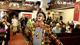 FOTO: Jenaka Badut 'Menginvasi' Gereja di London