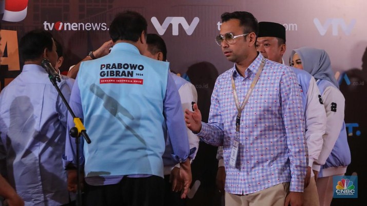 Pasangan capres-cawapres nomor urut dua Prabowo Subianto dan Gibran Rakabuming Raka saat konferensi pers usai Debat Kelima Capres di JCC Senayan, Jakarta, Minggu (4/4/2023). (CNBC Indonesia/Faisal Rahman)