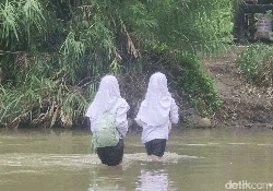 Soal Pelajar Seberangi Sungai Cidadap, Jembatan Gantung Bakal Dibangun