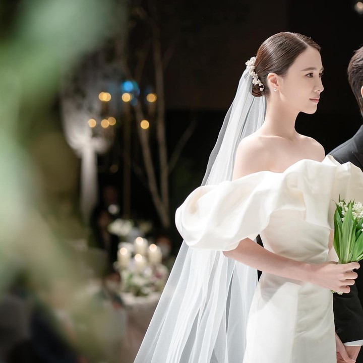 <p>Tak lama setelah itu, aktor Nam Goong Min mengeluarkan cincin dan melamar Jin Ah Reum, 'Maukah kau menikah denganku?' tanyanya. Momen tersebut membuat model cantik berusia 34 tahun tersebut kaget sekaligus tersentuh karena dilamar, sampai-sampai ia menutup wajahnya dengan tangan.(Foto: Instagram @jin_areum)<br /><br /><br /></p>