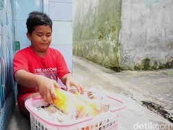 Ayah Minggat-Ibu Wafat, Bocah SD Ini Jual Keripik demi Nenek dan 3 Adik