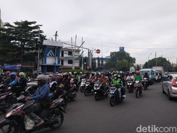 Beratnya Senin Pagi Sony Menembus Kemacetan di Pasteur Bandung
