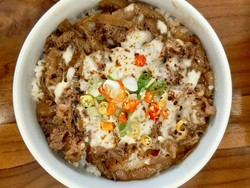 Resep Gyudon Mozzarella, Sajian Makan Siang Komplet yang Mengenyangkan
