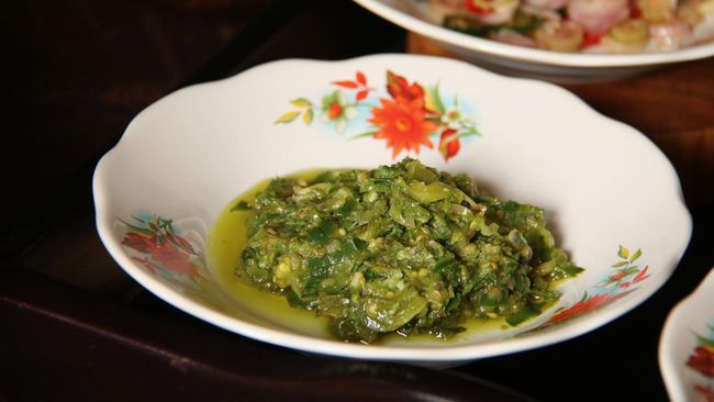 Sambal ijo khas Padang sudah tak asing lagi di telinga pecinta kuliner Indonesia. Berikut resep sambal ijo Padang yang bisa dicoba.