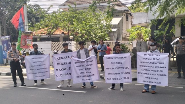 Massa menggelar demo di depan kantor KontraS di Kwitang, Jakarta Pusat, Senin (5/2). Mereka menyesalkan narasi pemakzulan Jokowi.