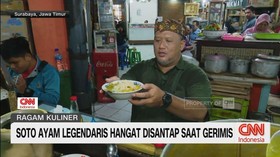 VIDEO: Soto Ayam Legendaris Hangat Disantap Saat Gerimis