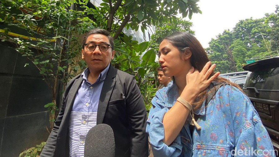 Tamara Tyasmara didampingi kuasa hukum Sandy Arifin di Polda Metro Jaya Tamara Tyasmara didampingi kuasa hukum Sandy Arifin di Polda Metro Jaya