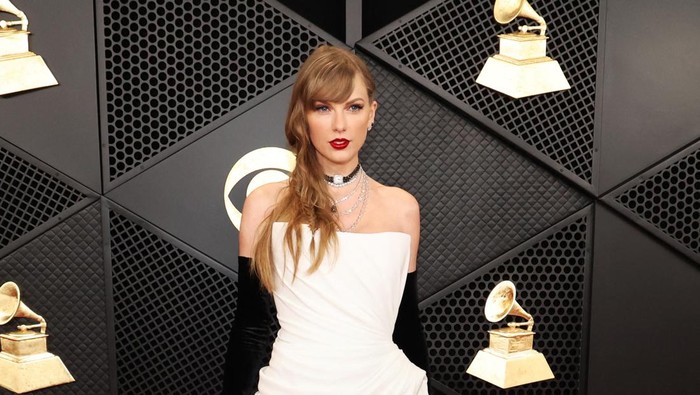 Taylor Swift poses on the red carpet as she attends the 66th Annual Grammy Awards in Los Angeles, California, U.S., February 4,