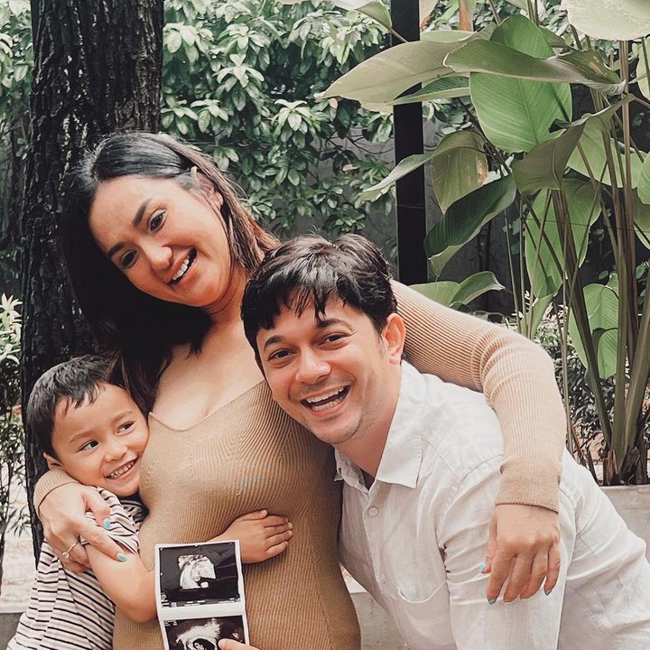 <p>Andrew Andika dan Tengku Dewi diketahui menikah pada 8 April 2017. Dari pernikahan tersebut keduanya telah dikaruniai seorang putra bernama Eshan Rayn Fischer. (Foto: Instagram: @tengkudewiputri_tdp)</p>
