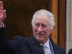 Turis Happy Banget Disapa Raja Charles III di Gereja St Peter