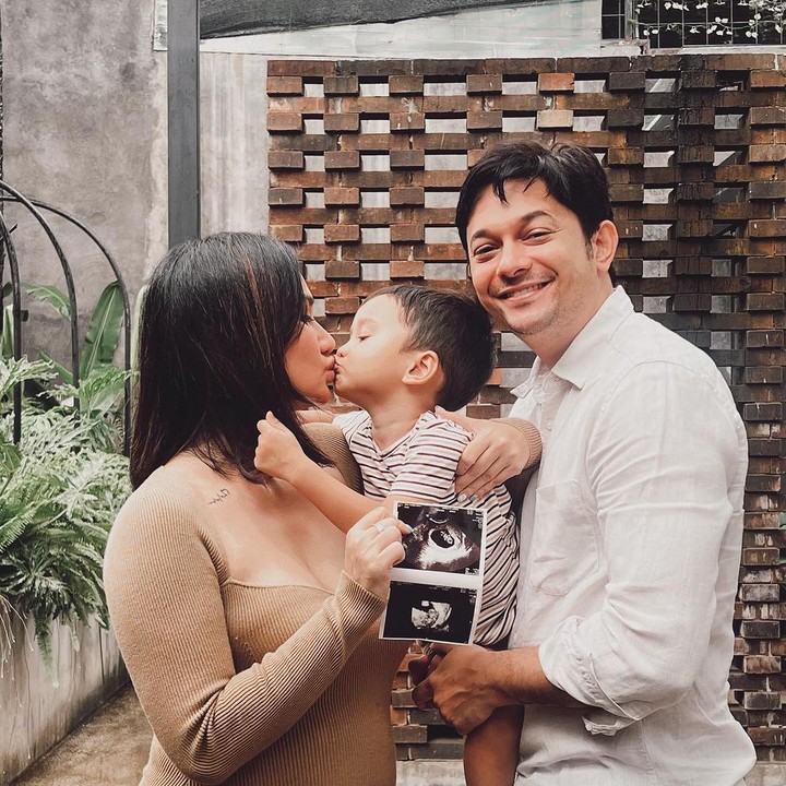 <p>Berselang dua tahun setelah kelahiran Eshan, Andrew dan Dewi kembali bersiap menyambut kehadiran anak kedua mereka. Tidak diketahui pasti berapa usia kehamilan Dewi, tapi baby bump-nya sudah terlihat sangat jelas. (Foto: Instagram: @tengkudewiputri_tdp)</p>