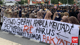 Demo Usung Pakta Integritas, Mahasiswa Solo Raya Cium Tangan Gibran