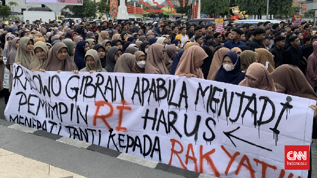 Sejumlah mahasiswa AMSR-UKB menggelar demo menuntut cawapres nomor urut 2 Gibran Rakabuming Raka menandatangani pakta integritas.