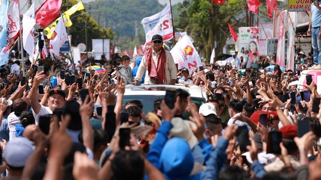 Capres nomor urut dua, Prabowo Subianto, pulang kampung setelah debat kelima Pilpres 2024 untuk menyapa warga Sulawesi Utara.