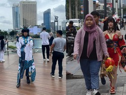 Demam Karakter Game, Cosplayer Honkai: Star Rail Asyik Mejeng di Bundaran HI