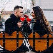 5 Tanda Pasangan Melakukan Love Bombing, Coba Cek Terjadi Padamu?