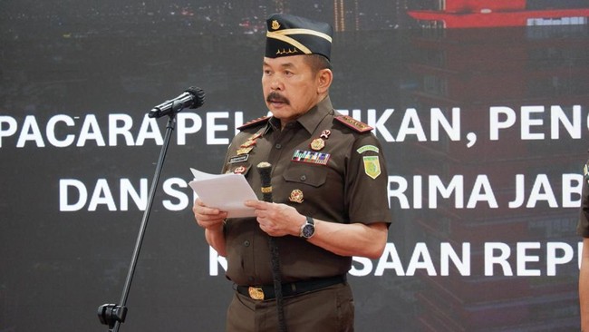 Jaksa Agung ST Burhanuddin resmi melantik Narendra Jatna sebagai Kajati DKI Jakarta dan Ketut Sumedana sebagai Kajati Bali.