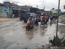 Jalan Kudus-Purwodadi Tergenang Air Usai Hujan, Warga: Ada Pemotor Terjatuh
