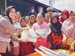 Polantas Rohil Bagikan Sembako-Pakaian ke Korban Banjir Sambil Ajak Warga Nyoblos