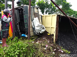 Truk Pengangkut Batu Bara Terguling di Lumajang, Sopir Tewas Terjepit