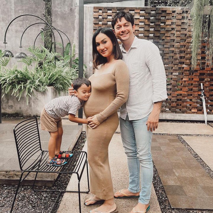 <p>Kehamilan kedua ini menjadi kabar yang sangat membahagiakan bagi keluarga kecil ini. Pasalnya, Andrew dan Dewi sempat kesulitan untuk mendapatkan kehamilan pertama beberapa tahun lalu. Dewi mendapatkan kehamilan pertamanya melalui IVF. Berselang 4 tahun, ia pun kembali menjalani program tersebut dan berhasil mendapatkan kehamilan. (Foto: Instagram: @tengkudewiputri_tdp)</p>