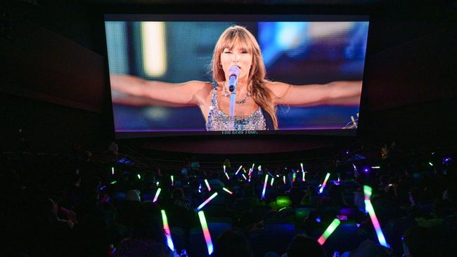 Seorang warga negara AS ditahan atas dugaan menguntit Taylor Swift menjelang konser hari pertama di Veltins Arena, Gelsenkirchen, Jerman.