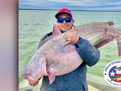 Nelayan Tangkap Lele Raksasa, Beratnya 28 Kilogram