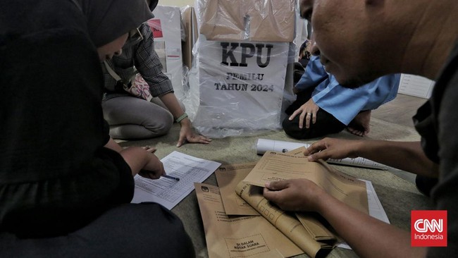 Komisi Pemilihan Umum (KPU) Kabupaten Bintan Kepulauan Riau mulai mendistribusikan Logistik Pemilu seperti kotak dan surat suara ke Pulau Tambelan.
