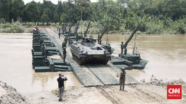 Mobil ikonik IIMS tahun ini adalah kendaraan amfibi TNI AD yang bisa berubah menjadi jembatan ponton.