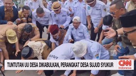 VIDEO: Tuntutan UU Desa Dikabulkan, Perangkat Desa Sujud Syukur