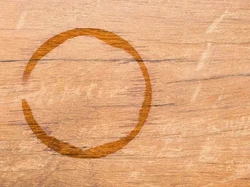 Mudah! Begini Cara Menghilangkan Noda Air pada Furniture Kayu