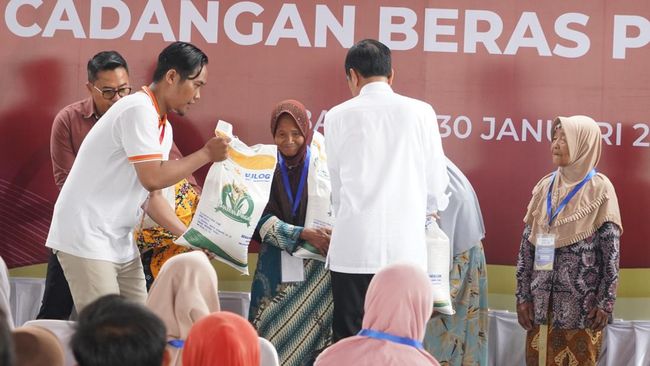 Ternyata Ini Alasan Bantuan Beras Jokowi Bukan di Tangan Mensos Risma