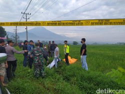 Mayat Pria Pakai Helm di Pinggir Jalan Secang Magelang