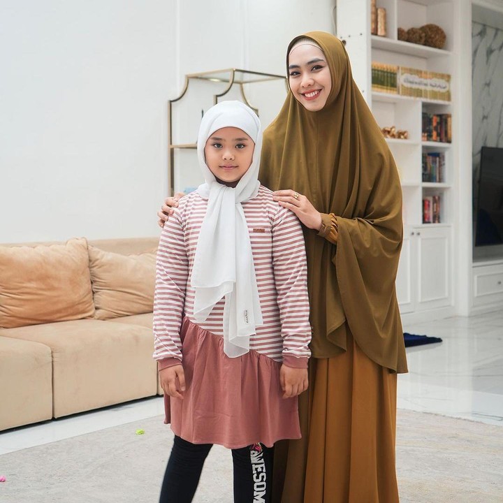 <p>Anak pertamanya, Maryam, sudah diajarkan untuk mengenal agama Islam sejak usia dini, Bunda. Ia bahkan diberikan kursus Bahasa Arab, lho.  (Foto: Instagram: @okisetianadewi)</p>