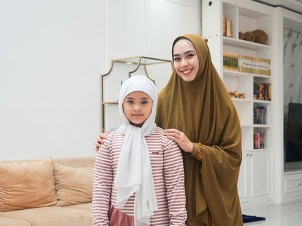 7 Potret Maryam Putri Oki Setiana Dewi yang Punya Jadwal Padat, Les Bahasa Arab di Hari Sabtu