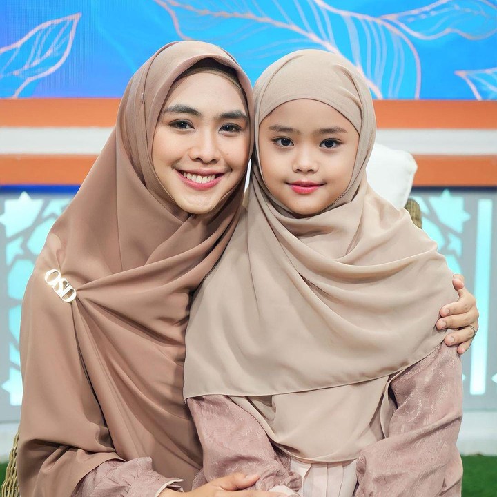 <p>Hal ini diungkapkpan langsung oleh Maryam kala menjadi bintang tamu Rumpi TRANS TV bersama sang Bunda beberapa waktu lalu. Ia pun menyebut jadwal les Bahasa Arab bahkan dilakukan di hari Sabtu. (Foto: Instagram: @okisetianadewi)</p>