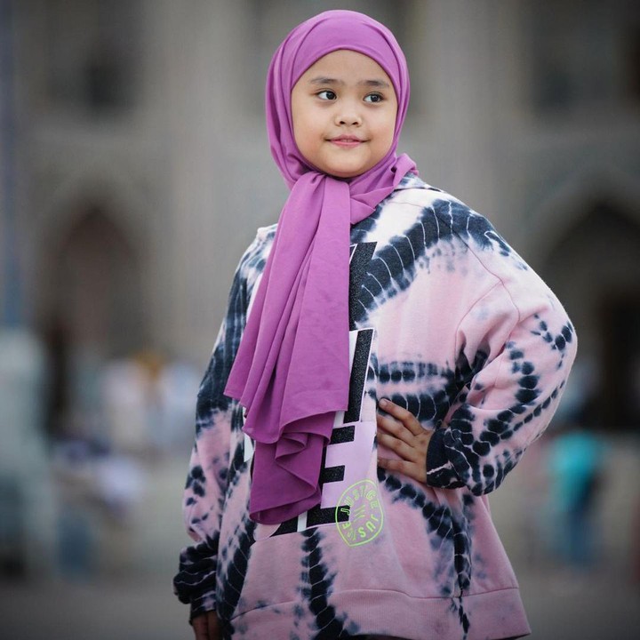 <p>Banyak netizen yang kagum dengan gaya parenting Oki Setiana Dewi yang mengajarkan anak-anaknya mengenal agama sejak dini, Bunda. Mereka pun menyebut Oki sebagai panutan dalam dunia parenting. (Foto: Instagram: @okisetianadewi)</p>