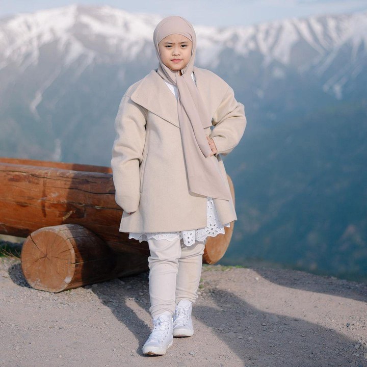<p>"Jam setengah 6 (bangun pagi). (Pulang sekolah) Les Bahasa Arab, terus les Bahasa Inggris, terus ada les ngaji. Sehari ada 3 les. Sabtu les Bahasa Arab, taekwondo, sama gymnastic," tutur Maryam dikutip kanal YouTube<em> TRANS TV Official</em>. (Foto: Instagram: @okisetianadewi)</p>