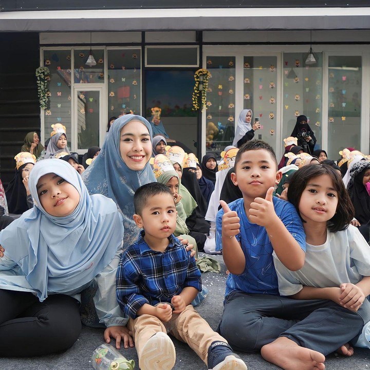 <p>Keempat anak Oki dan Ory pun diberi nama Maryam Nusaibah Abdullah, Khadeejah Faatimah Abdulullah, Ibrahim Muhammad Abdullah, dan Sulaiman Ali Abdullah. (Foto: Instagram: @okisetianadewi)</p>