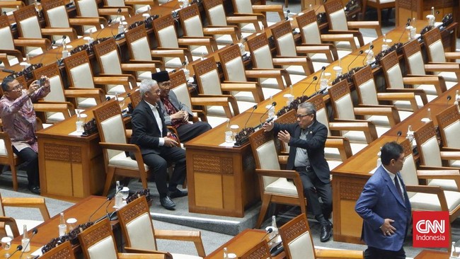 Paripurna DPR RI ke-12 penutupan masa persidangan III 2023-2024 yang digelar Selasa (6/2) hanya dihadiri oleh 95 anggota dewan.