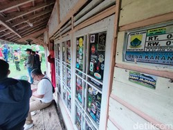Pemandangan Rumah Surga Abah Jajang Dinodai Stiker Pengunjung
