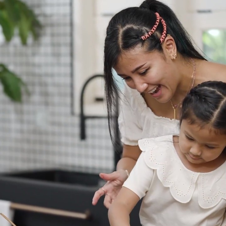 <p>Melihat dari laman Instagram-nya, Sharena kerap membagikan berbagai kegiatannya bersama Sea. Mulai dari menguncir rambut hingga memasak. (Foto: Instagram: @mrssharena)</p>