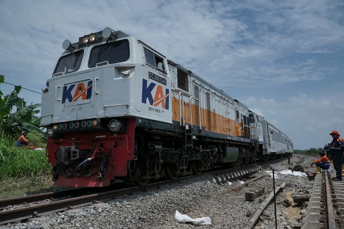 PT Kereta Api Indonesia (Persero) memastikan jalur hilir kereta api yang terkena banjir di KM 32+5/7 petak jalan antara Stasiun Karangjati – Stasiun Gubug, Kab. Grobogan, Jawa Tengah, sudah dapat dilalui kereta api pada Selasa (6/2) pkl 11.30 WIB. Kereta api bisa melalui lokasi tersebut dengan kecepatan terbatas.
