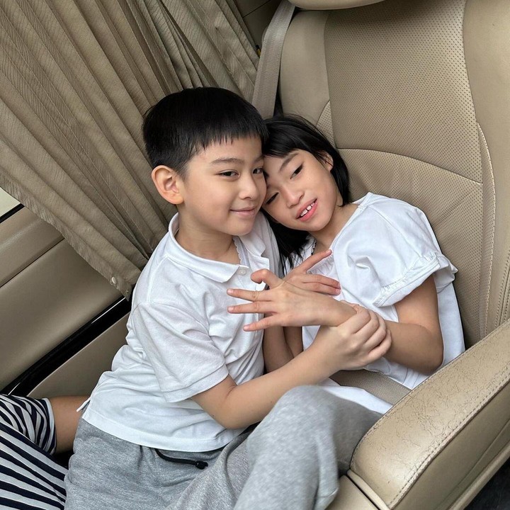 <p>"Cici dan Dede saling menjagakan, salam sehat-sehat selalu," ungkap seorang netizen. "Semoga tetap kompak Kakak dan Adik selamanya, aminn. JBU," tutur netizen lainnya. (Foto: Instagram: @tiff.justin)</p>
